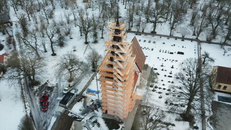 Kyrka med byggställning