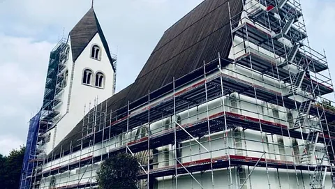 Kyrka med byggställning